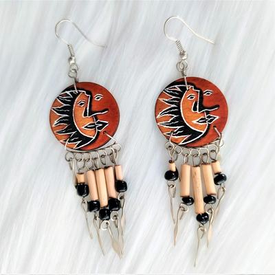Aretes Peruanos Largos Mate Burilado Sol y Luna Grabados con Flecos de Bambú y Semillas - Inka Products