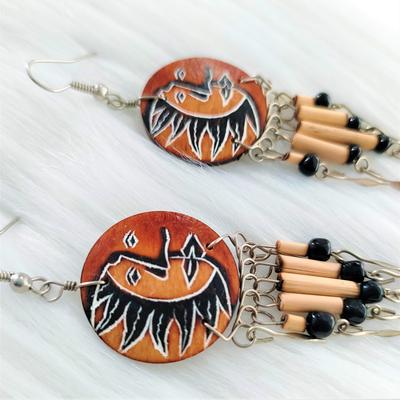 Aretes Peruanos Largos Mate Burilado Sol y Luna Grabados con Flecos de Bambú y Semillas - Inka Products