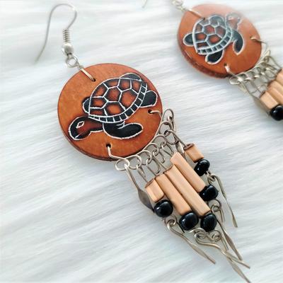 Aretes Peruanos Largos Mate Burilado Tortuga Grabada con Flecos de Bambú y Semillas - Inka Products