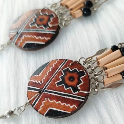Aretes Peruanos Largos Mate Burilado Diseños Étnicos Grabados con Flecos de Bambú y Semillas - Inka Products