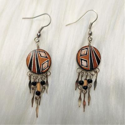 Aretes Peruanos Pequeños Mate Burilado Diseños Étnicos Grabados con Flecos de Bambú y Semillas - Inka Products