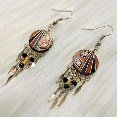 Aretes Peruanos Pequeños Mate Burilado Diseños Étnicos Grabados con Flecos de Bambú y Semillas - Inka Products