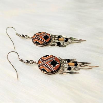 Aretes Peruanos Pequeños Mate Burilado Cruz de la Chacana Grabada con Flecos de Bambú y Semillas - Inka Products