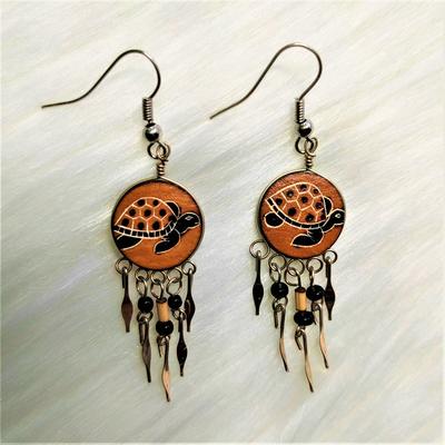 Aretes Peruanos Pequeños Mate Burilado Tortuga Grabada con Flecos de Bambú y Semillas - Inka Products