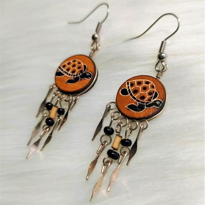 Aretes Peruanos Pequeños Mate Burilado Tortuga Grabada con Flecos de Bambú y Semillas - Inka Products