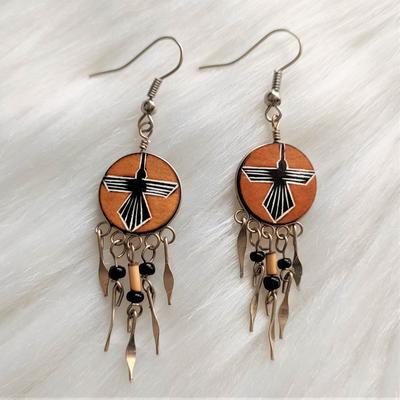 Aretes Peruanos Pequeños Mate Burilado Colibri Nazca Grabado con Flecos de Bambú y Semillas - Inka Products