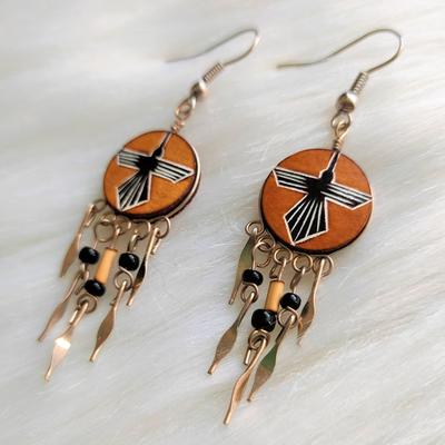 Aretes Peruanos Pequeños Mate Burilado Colibri Nazca Grabado con Flecos de Bambú y Semillas - Inka Products