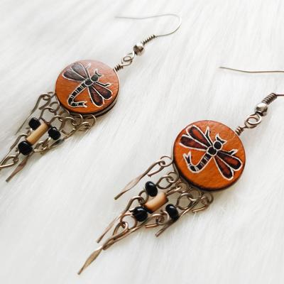 Aretes Peruanos Pequeños Mate Burilado Libélula Amazona Grabada con Flecos de Bambú y Semillas - Inka Products