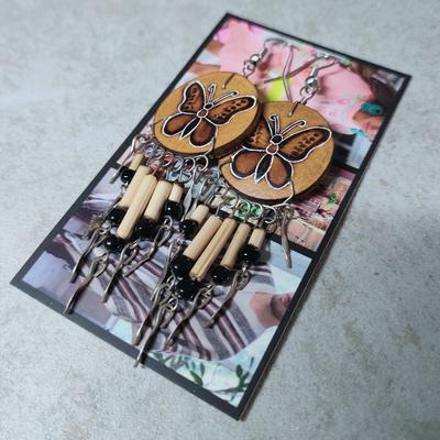 Aretes Peruanos Largos Mate Burilado Mariposa Grabada/Flecos de Bambú y Semillas - Inka Products