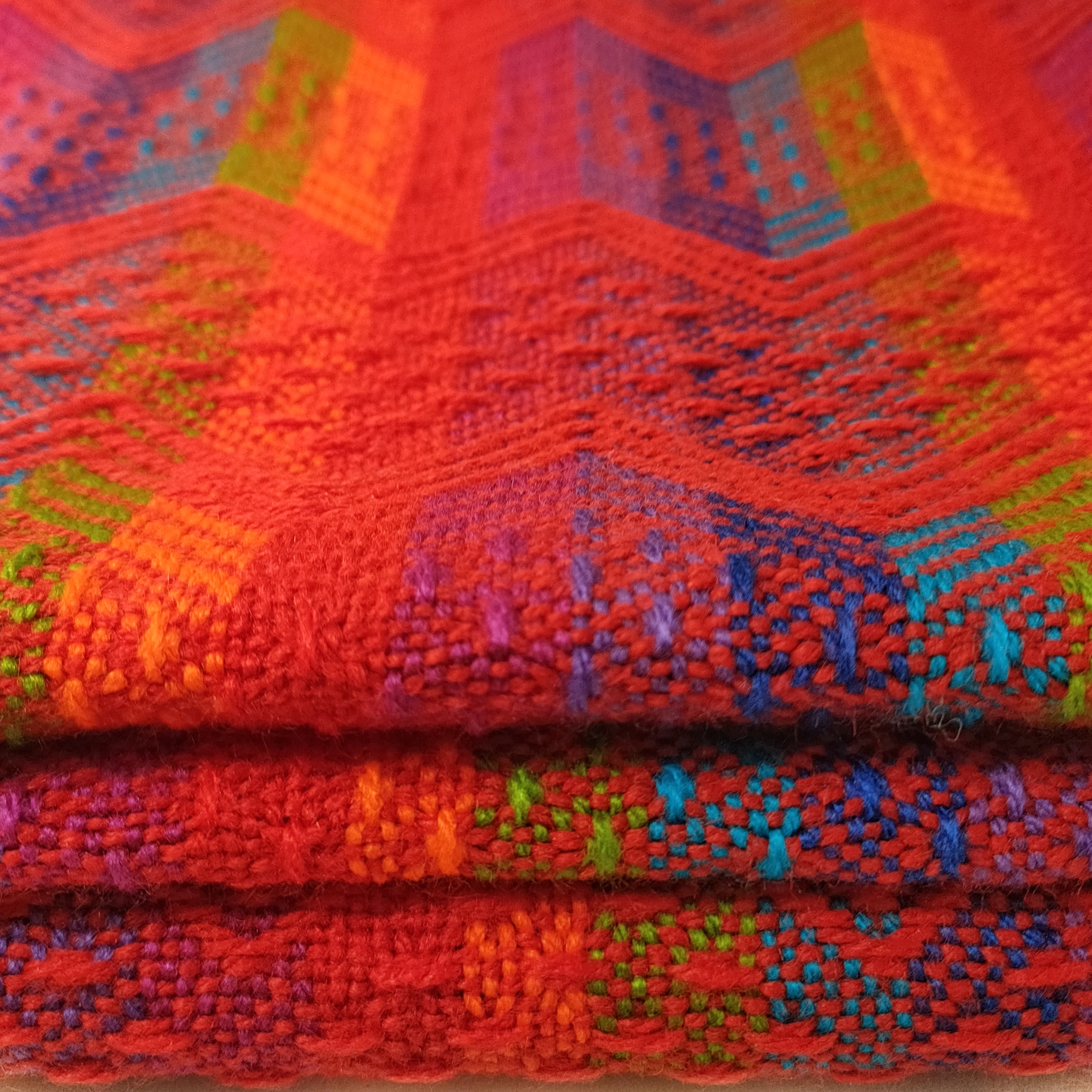 Chalina Peruana SAYTU Alpaca Figuras Etnicas Rojo Colorido